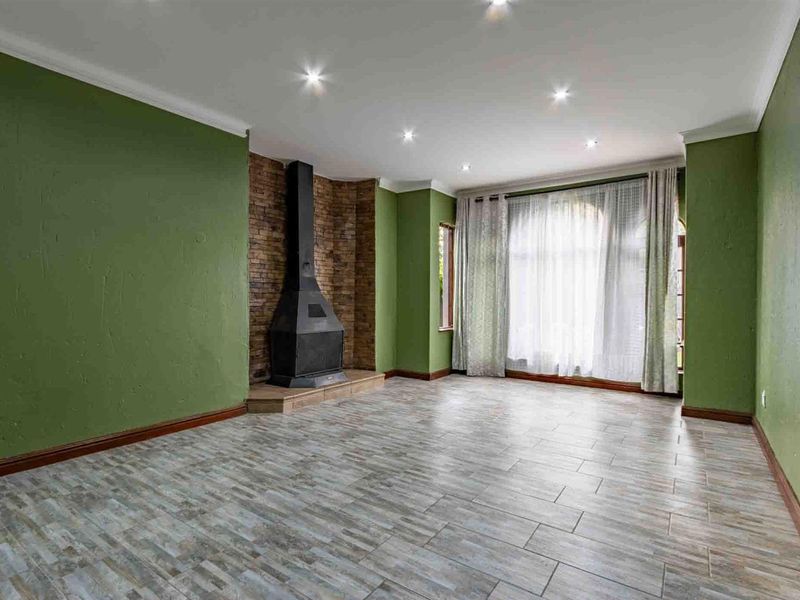 Ville D’Fleur Estate - Elegant Family Living with a Touch of Luxury - Photo 6