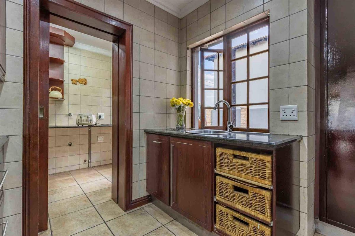 Ville D’Fleur Estate - Elegant Family Living with a Touch of Luxury - Photo 3