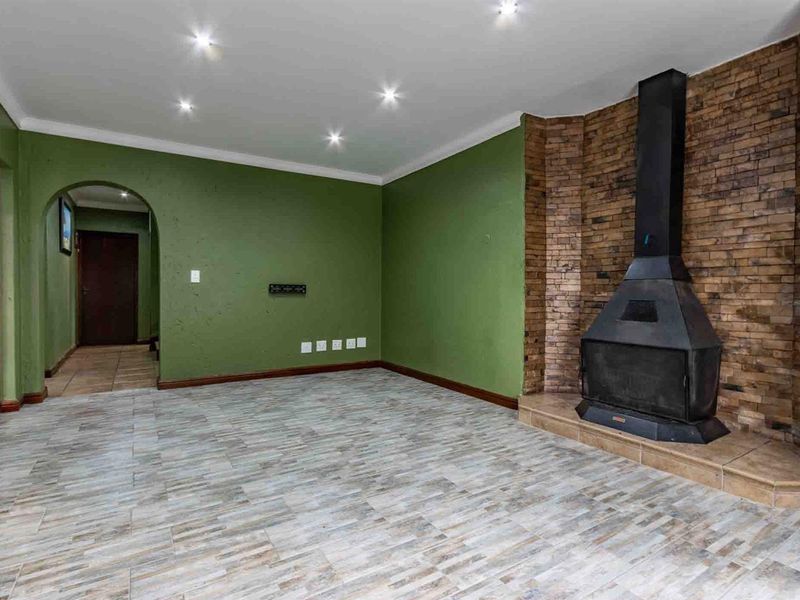 Ville D’Fleur Estate - Elegant Family Living with a Touch of Luxury - Photo 5