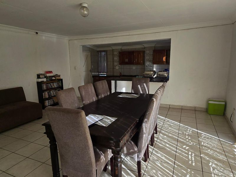 Stunning Modern Home with Spacious Living and Exceptional Comfort - Photo 4