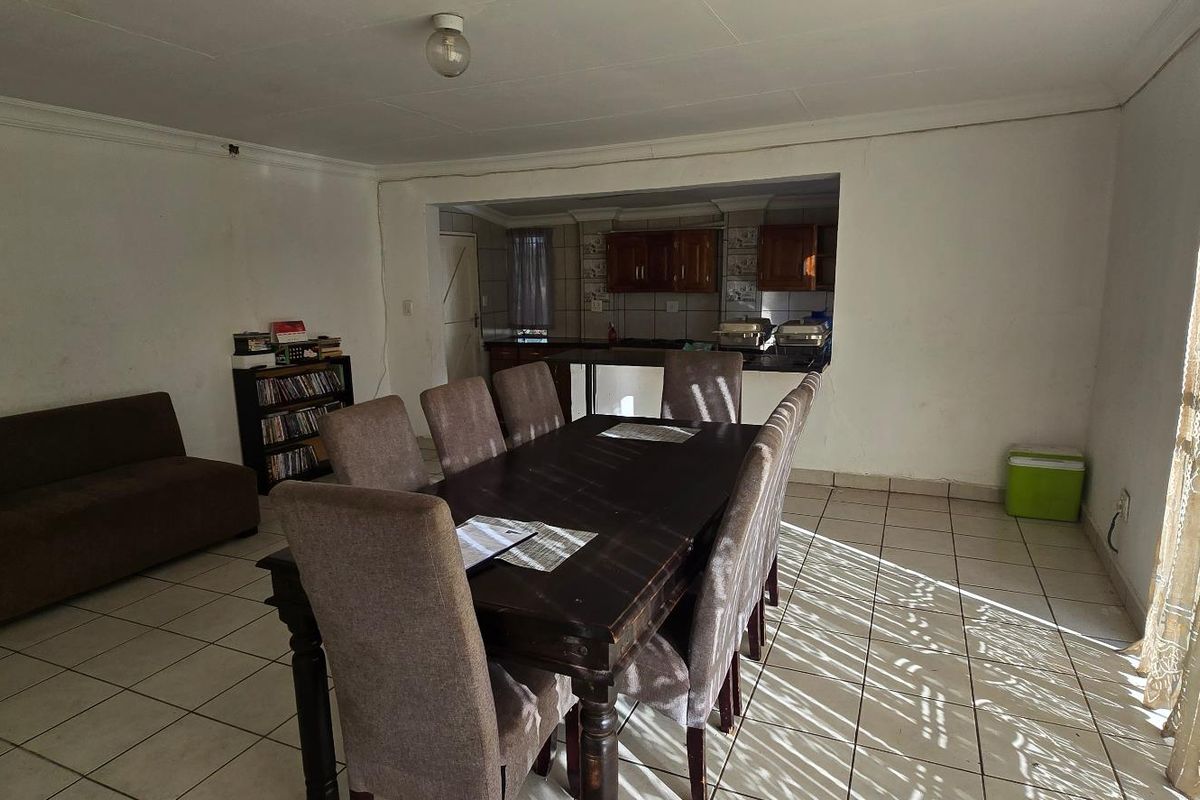 Stunning Modern Home with Spacious Living and Exceptional Comfort - Photo 4