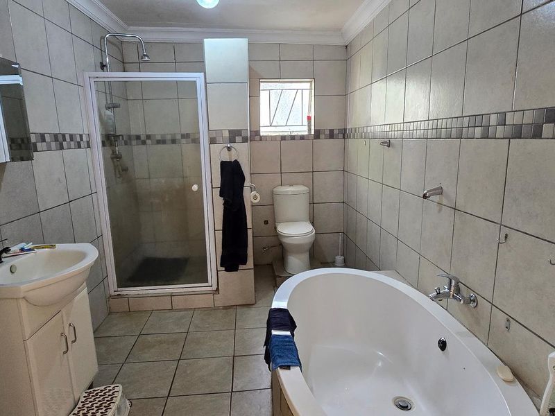 Stunning Modern Home with Spacious Living and Exceptional Comfort - Photo 9