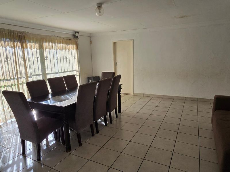 Stunning Modern Home with Spacious Living and Exceptional Comfort - Photo 8