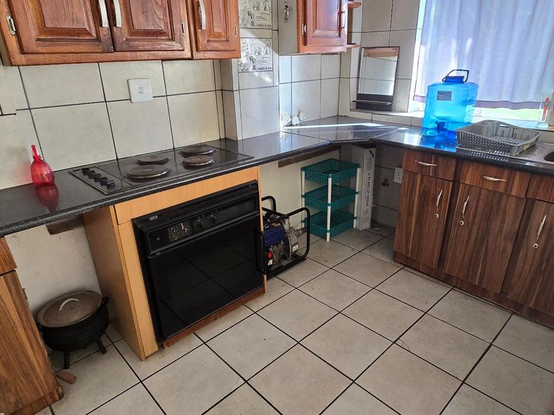 Stunning Modern Home with Spacious Living and Exceptional Comfort - Photo 6