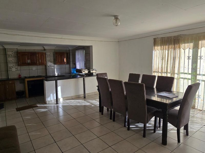 Stunning Modern Home with Spacious Living and Exceptional Comfort - Photo 5