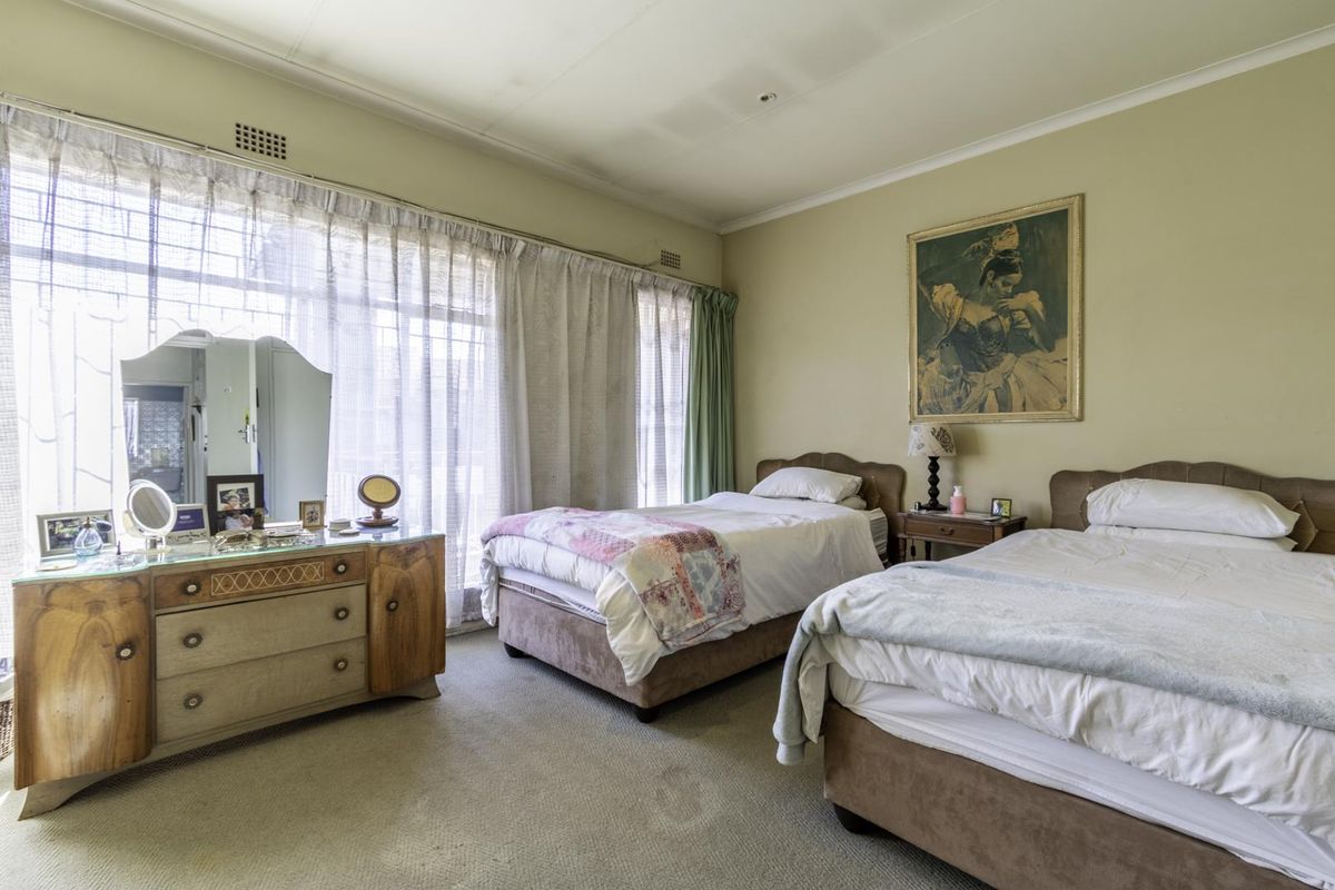 Charming 2-Bedroom Townhouse in Secure, Convenient Location - Photo 3
