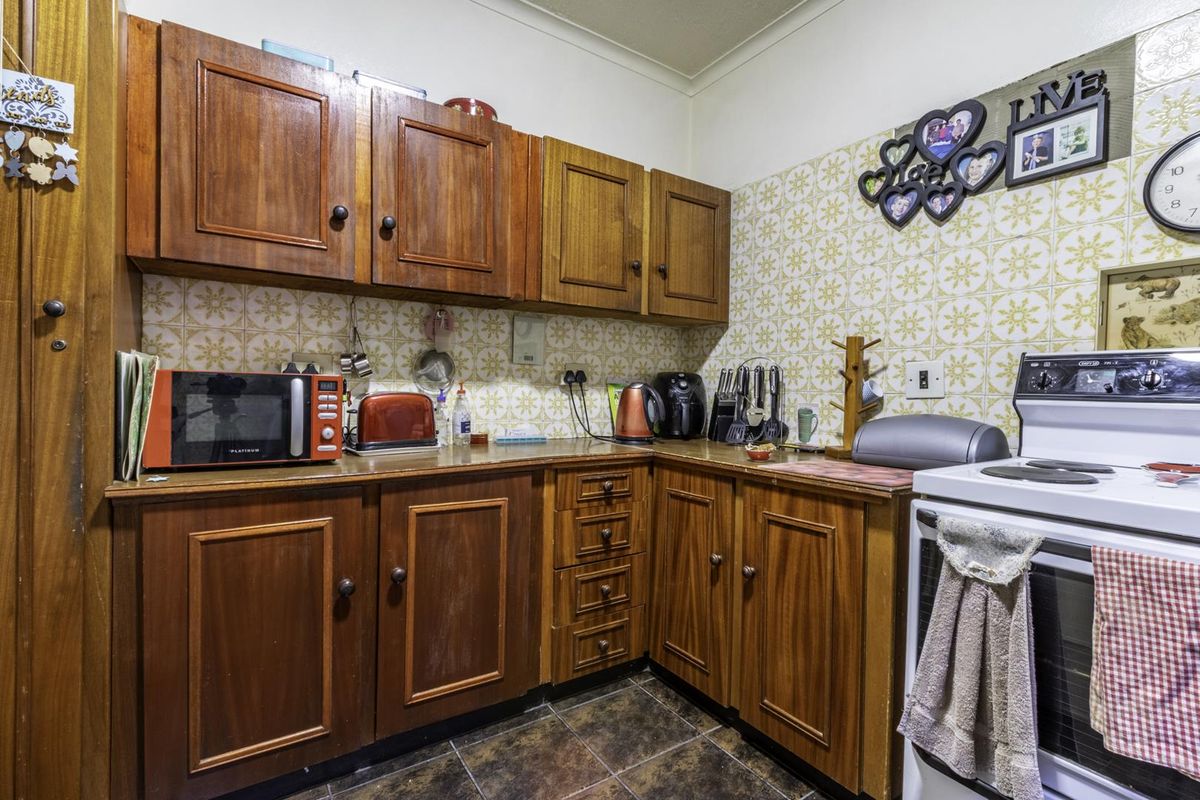 Charming 2-Bedroom Townhouse in Secure, Convenient Location - Photo 4