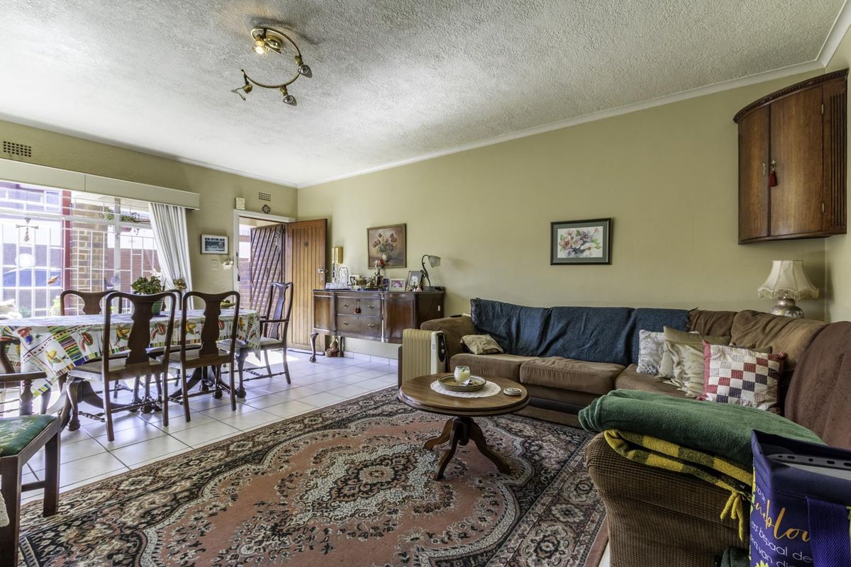 Charming 2-Bedroom Townhouse in Secure, Convenient Location - Photo 2