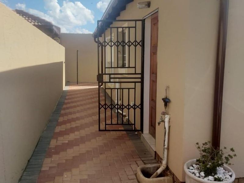 House For Sale in Nellmapius Pretoria Gauteng - Photo 2