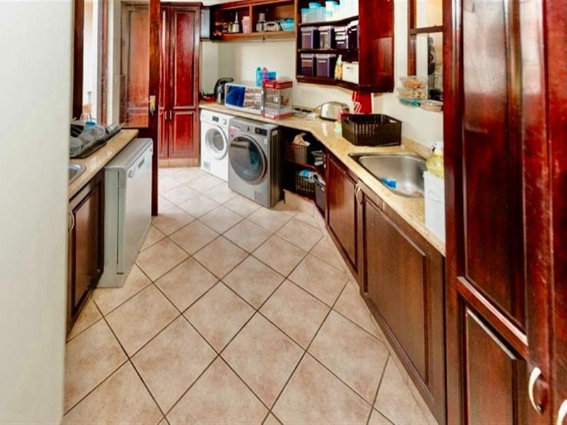 Luxury Residence Overlooking Nature Reserve - Photo 7