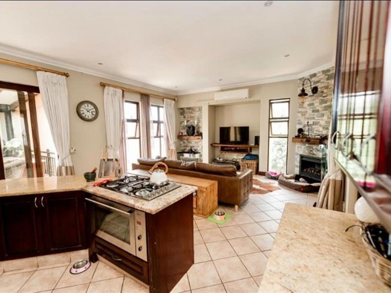 Luxury Residence Overlooking Nature Reserve - Photo 4