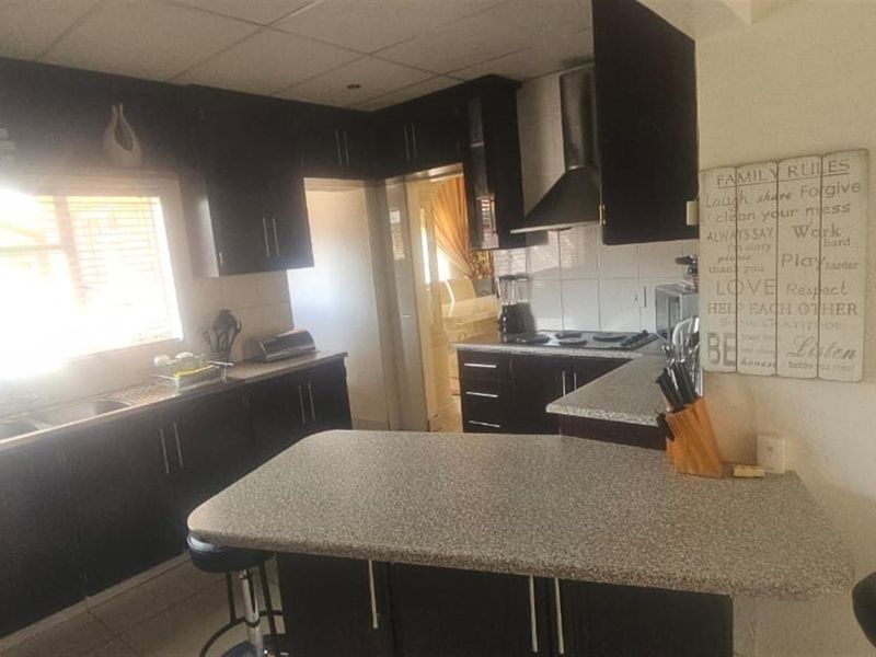 Spacious 4-Bedroom Family Home on a Large Erf - Priced to Sell - Photo 10