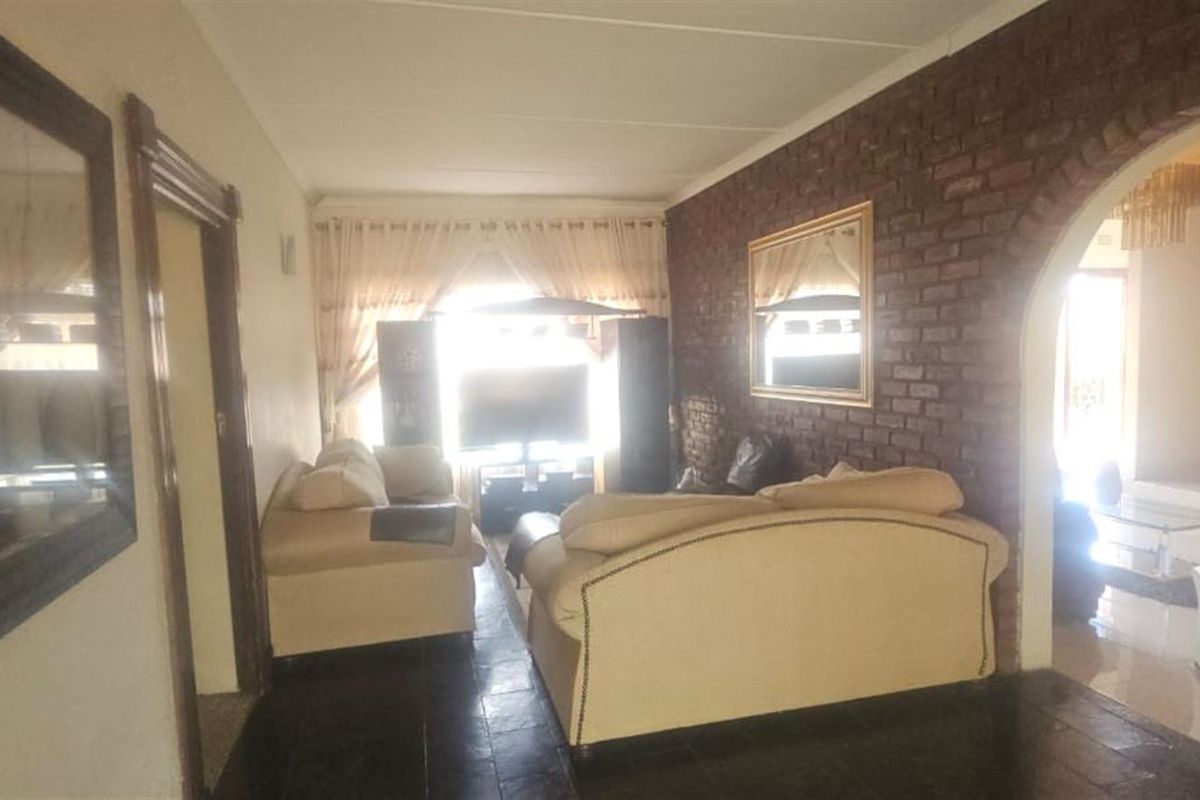 Spacious 4-Bedroom Family Home on a Large Erf - Priced to Sell - Photo 4