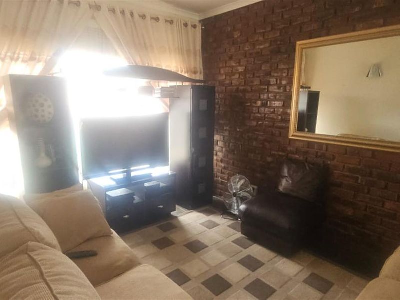 Spacious 4-Bedroom Family Home on a Large Erf - Priced to Sell - Photo 3