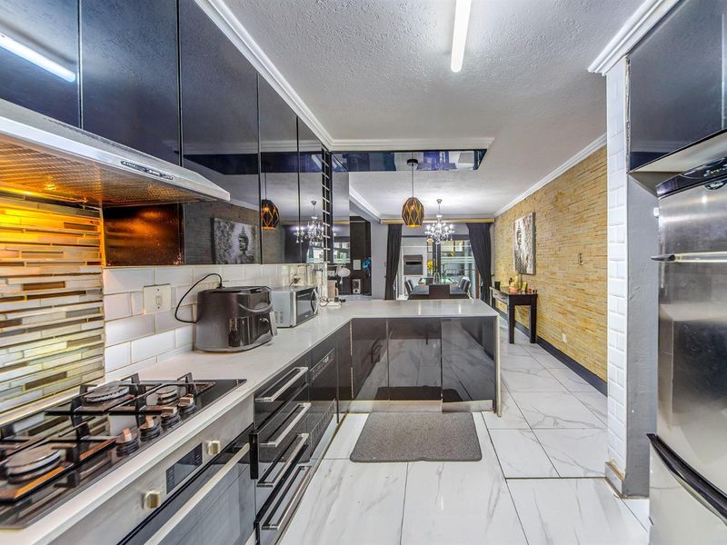 Easy Living - Four Bedroom Townhouse - Photo 8