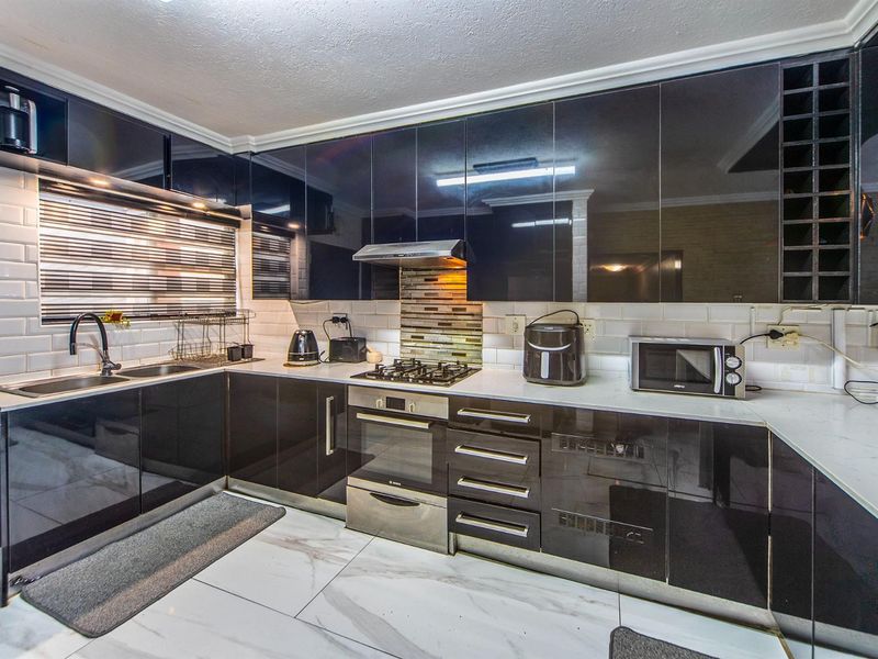 Easy Living - Four Bedroom Townhouse - Photo 7