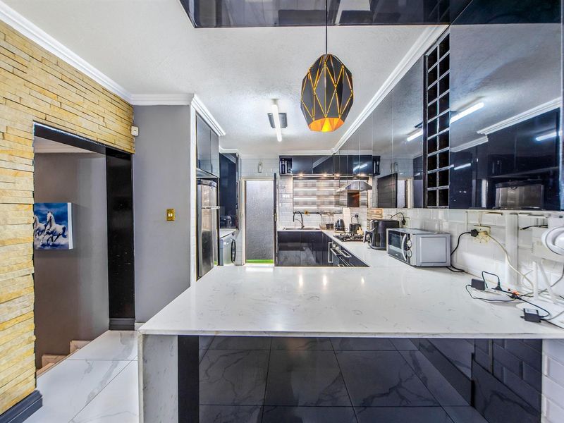 Easy Living - Four Bedroom Townhouse - Photo 6