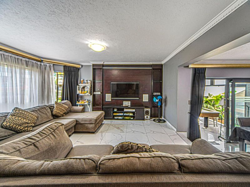 Easy Living - Four Bedroom Townhouse - Photo 2