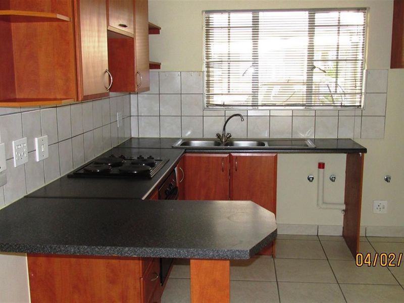 TWO BEDROOM GROUND FLOOR TOWNHOUSE - Photo 9