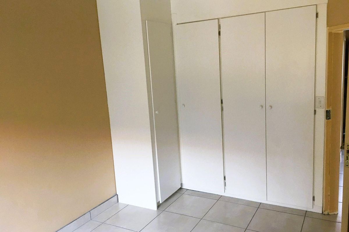 TWO BEDROOM GROUND FLOOR TOWNHOUSE - Photo 3