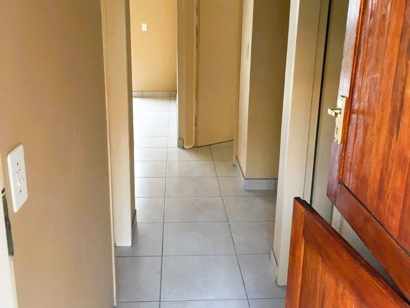 TWO BEDROOM GROUND FLOOR TOWNHOUSE - Photo 2