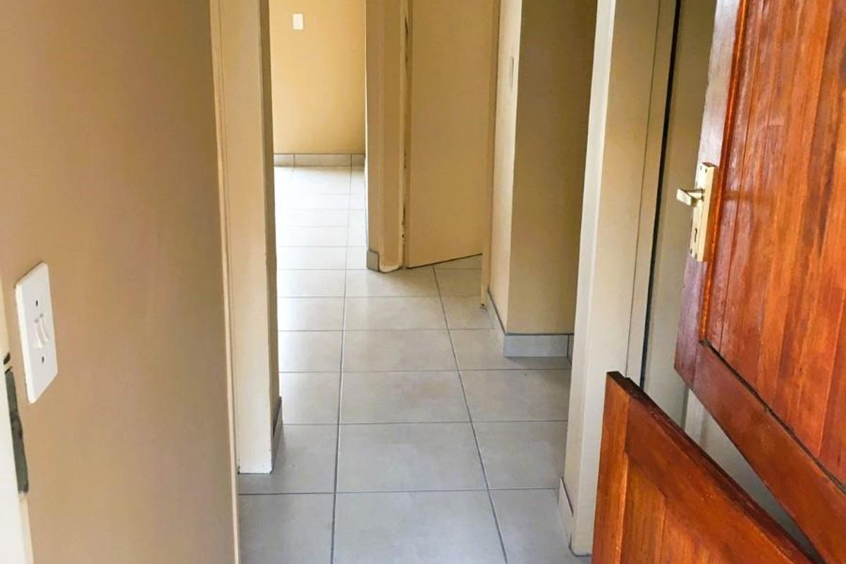 TWO BEDROOM GROUND FLOOR TOWNHOUSE - Photo 2