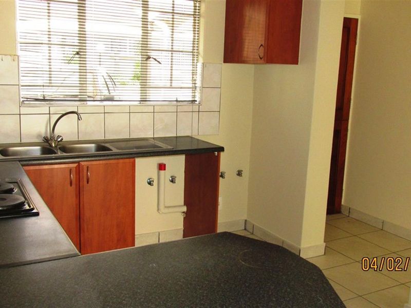 TWO BEDROOM GROUND FLOOR TOWNHOUSE - Photo 10