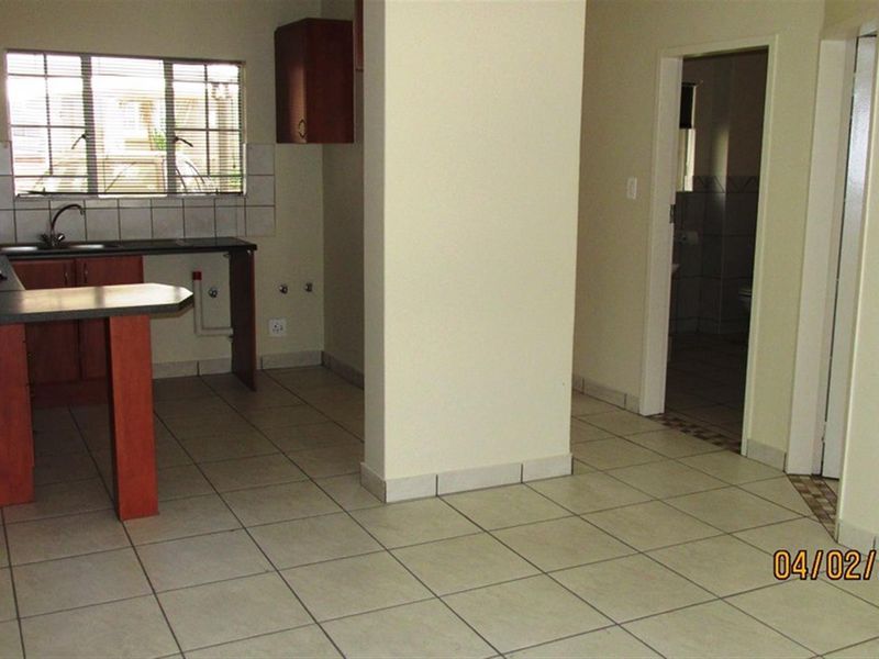 TWO BEDROOM GROUND FLOOR TOWNHOUSE - Photo 8