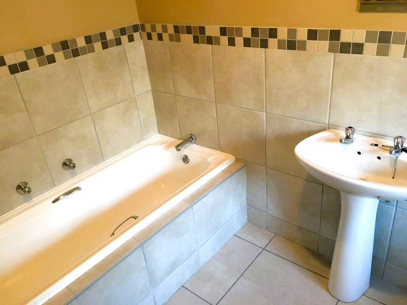 TWO BEDROOM GROUND FLOOR TOWNHOUSE - Photo 5