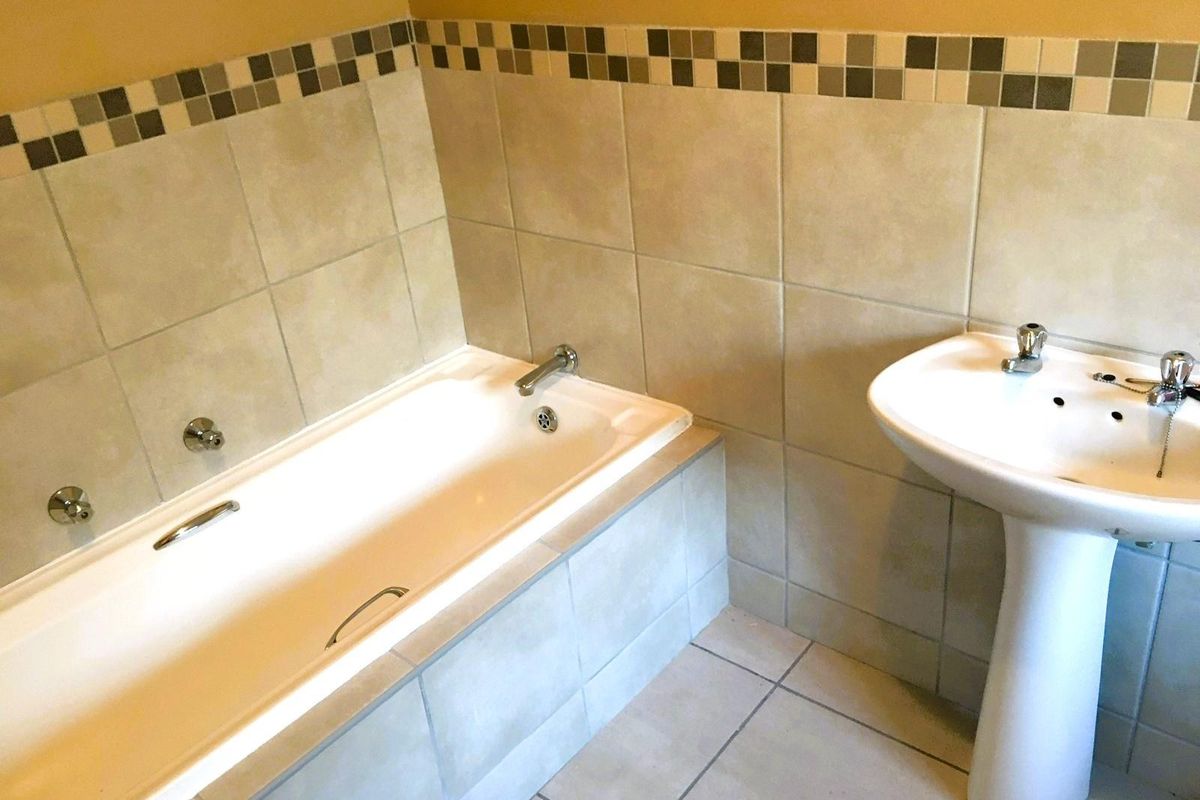 TWO BEDROOM GROUND FLOOR TOWNHOUSE - Photo 5