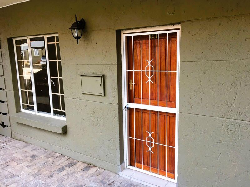 TWO BEDROOM GROUND FLOOR TOWNHOUSE - Photo 1