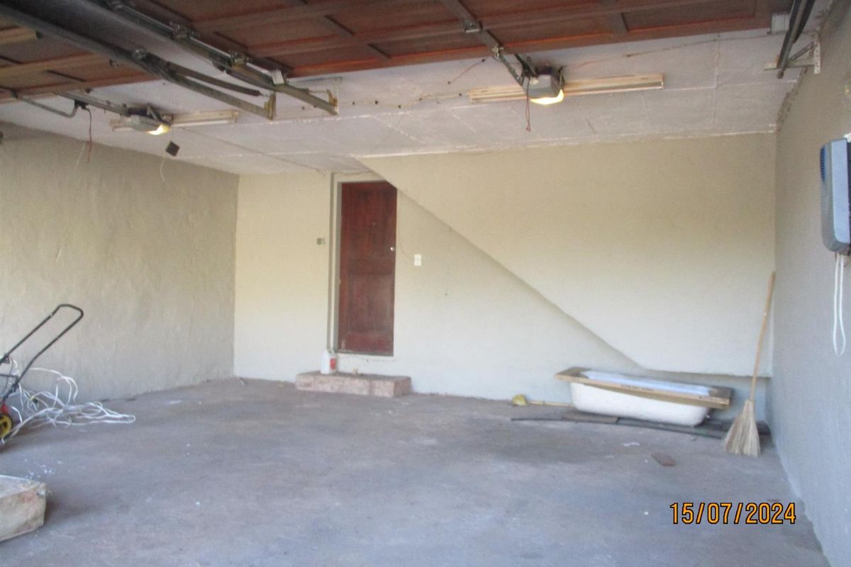 4 Bedroom House with  Offices in Waterkloof Ridge Ext 2 - Photo 3