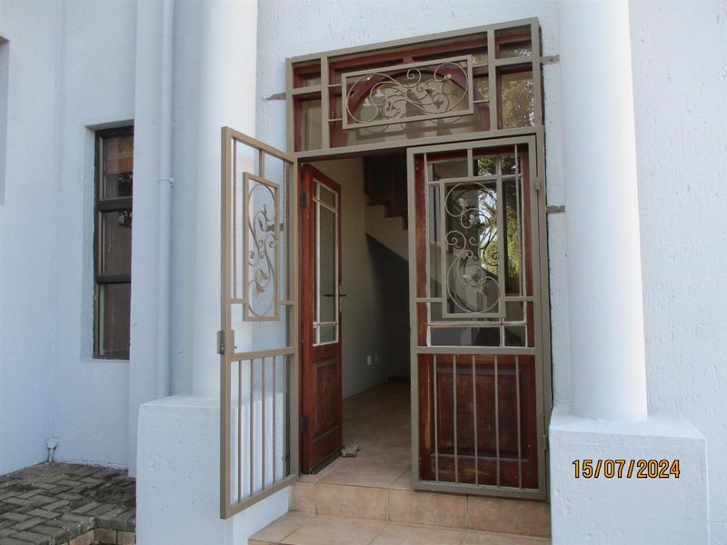 4 Bedroom House with  Offices in Waterkloof Ridge Ext 2 - Photo 5