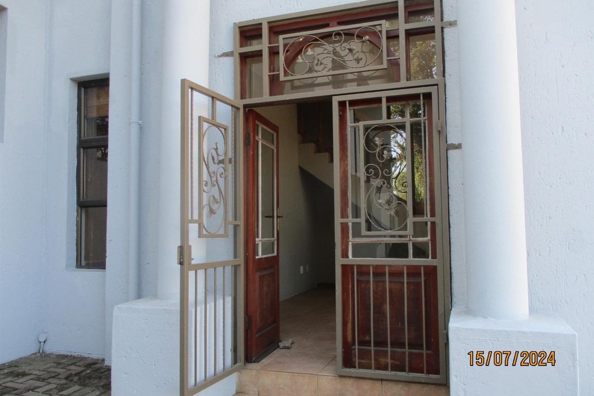 4 Bedroom House with  Offices in Waterkloof Ridge Ext 2 - Photo 5