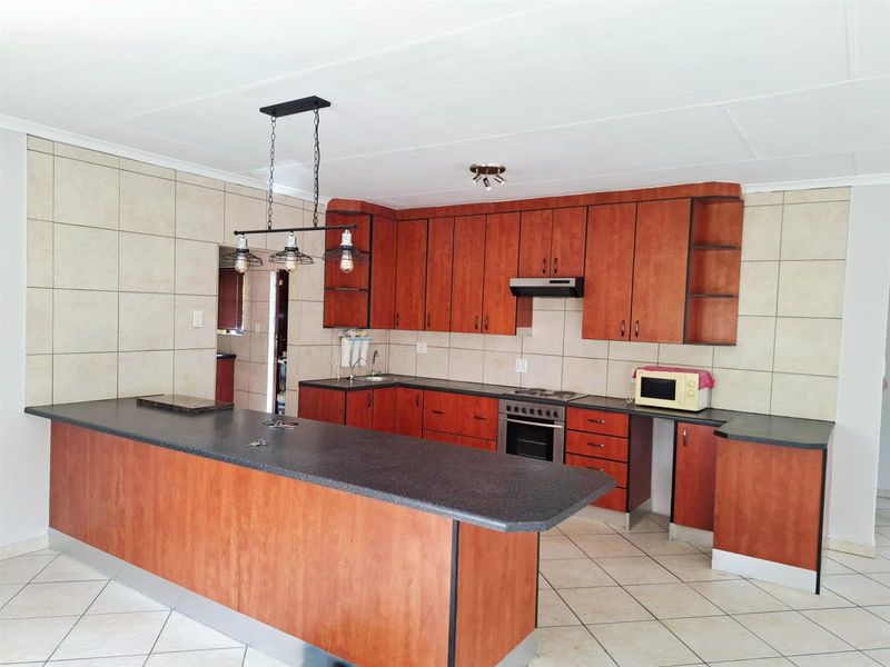 Move-In Ready Family Home in Aerorand - Secure, Well Maintained and Perfectly Located - DUAL MANDATE - Photo 9