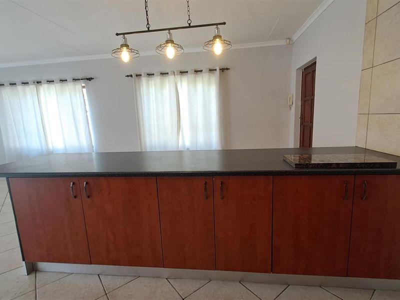 Move-In Ready Family Home in Aerorand - Secure, Well Maintained and Perfectly Located - DUAL MANDATE - Photo 8