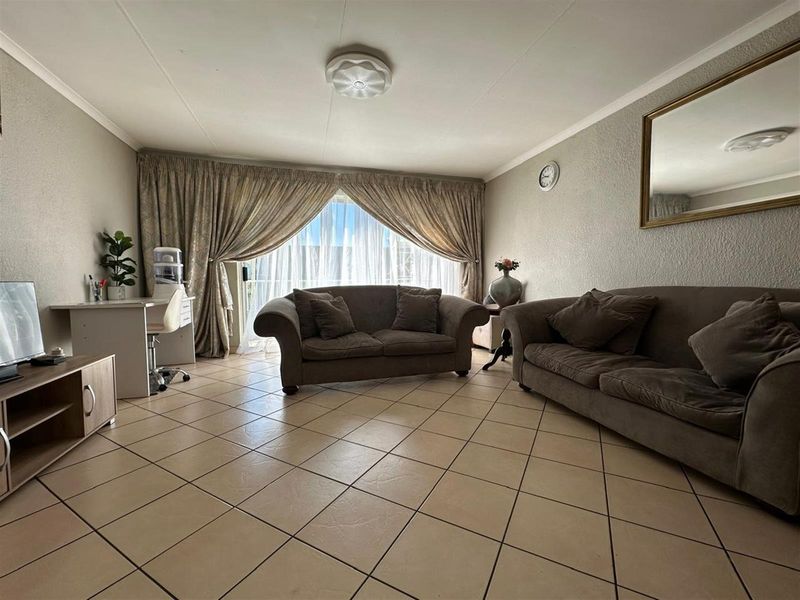 Priced to sell  /  Best value in the complex - Photo 2