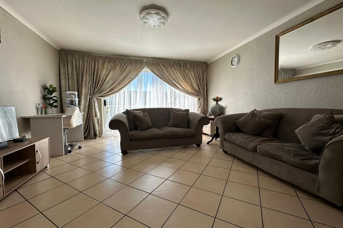 Priced to sell  /  Best value in the complex - Photo 2
