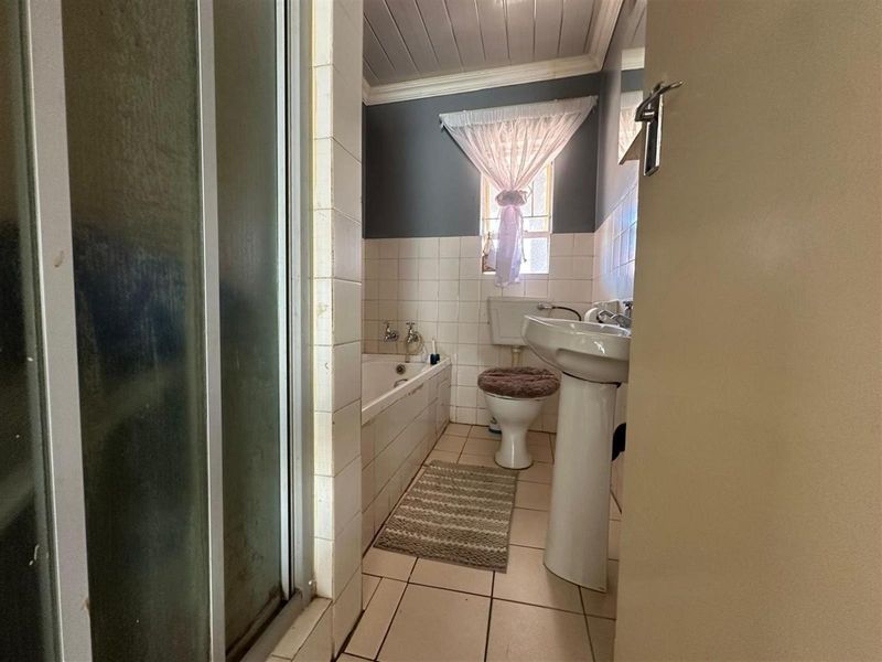 Priced to sell  /  Best value in the complex - Photo 9