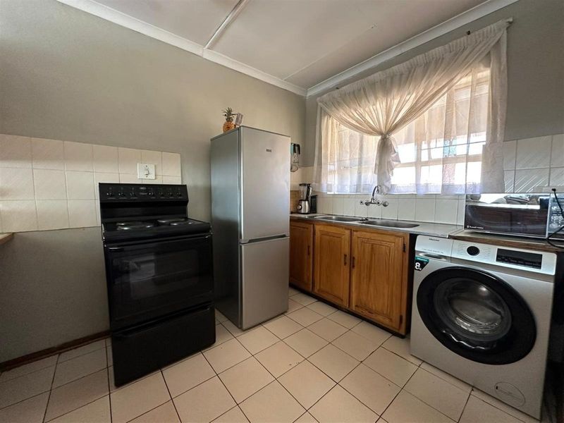 Priced to sell  /  Best value in the complex - Photo 4