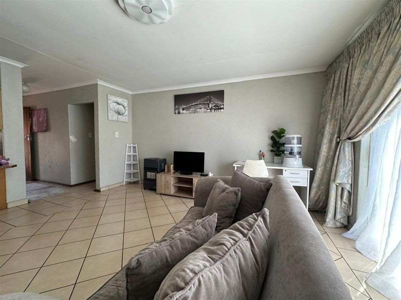 Priced to sell  /  Best value in the complex - Photo 3