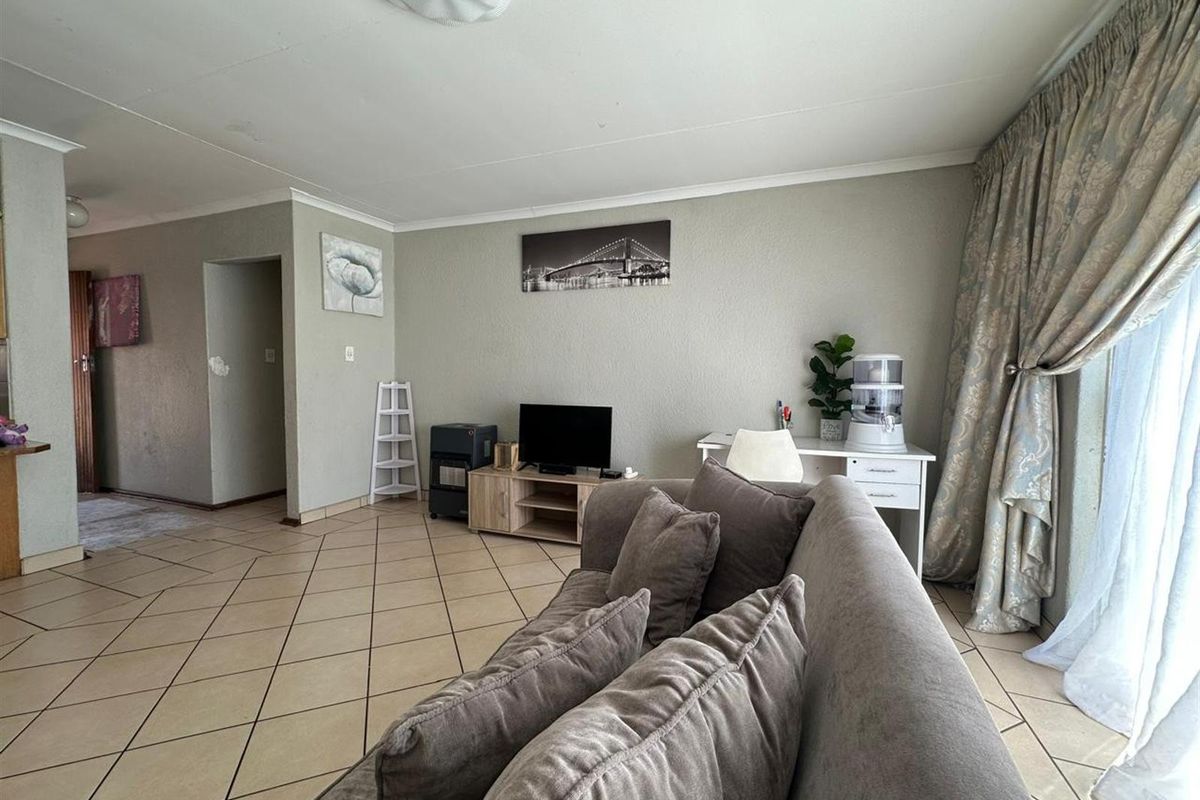 Priced to sell  /  Best value in the complex - Photo 3