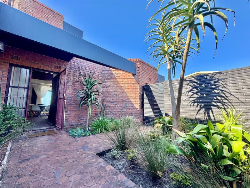 Architecturally Striking Beachfront Home - Photo 4