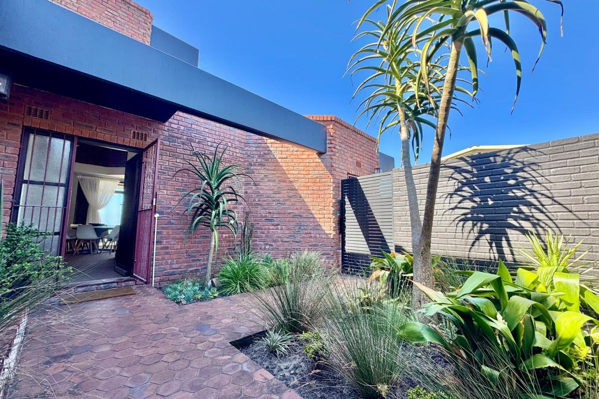 Architecturally Striking Beachfront Home - Photo 4