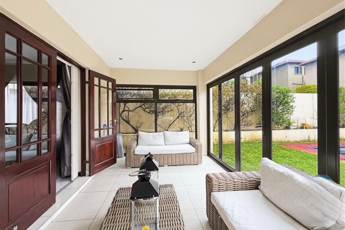 Elegant Family Living with Pool and Spacious Garden - Photo 2