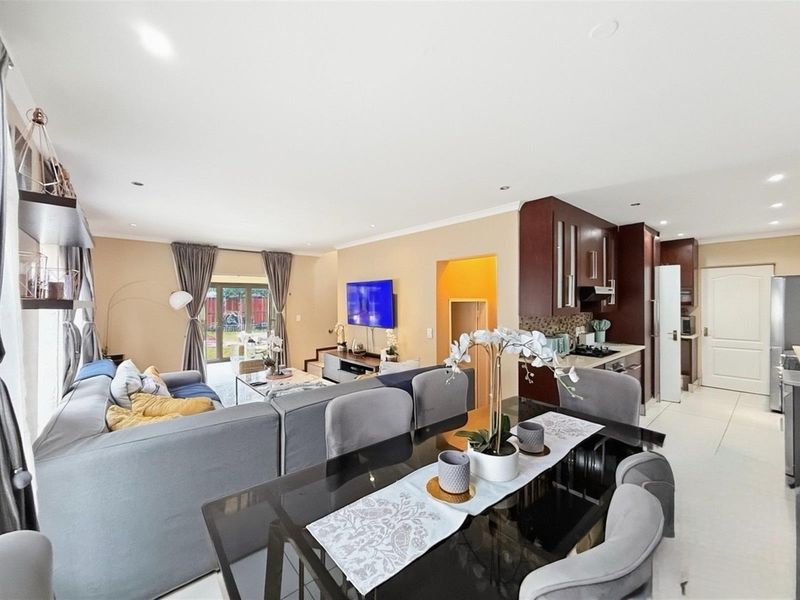 Elegant Family Living with Pool and Spacious Garden - Photo 5