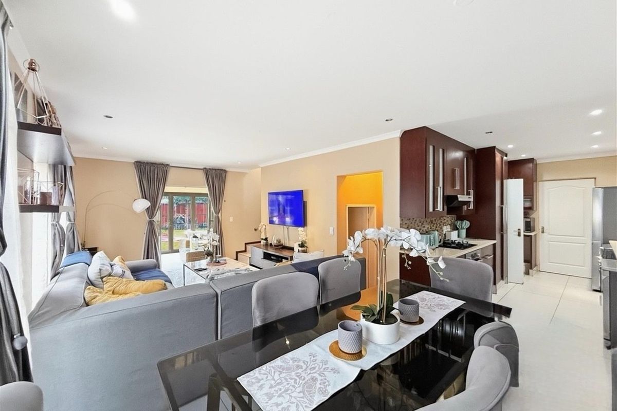 Elegant Family Living with Pool and Spacious Garden - Photo 5