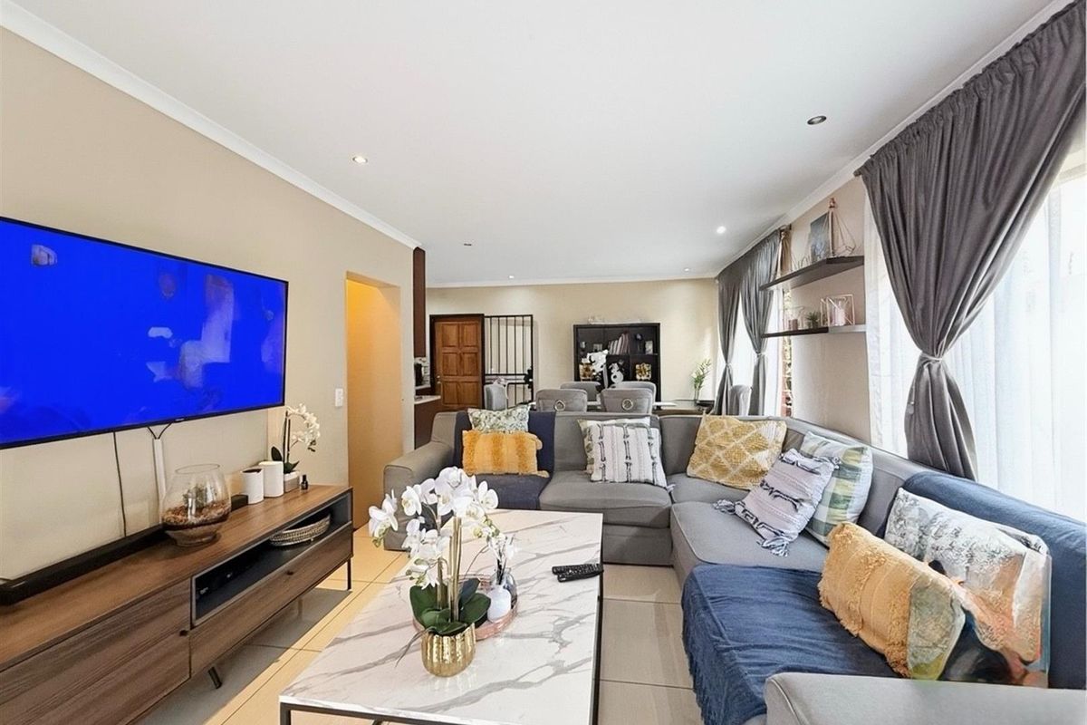 Elegant Family Living with Pool and Spacious Garden - Photo 3