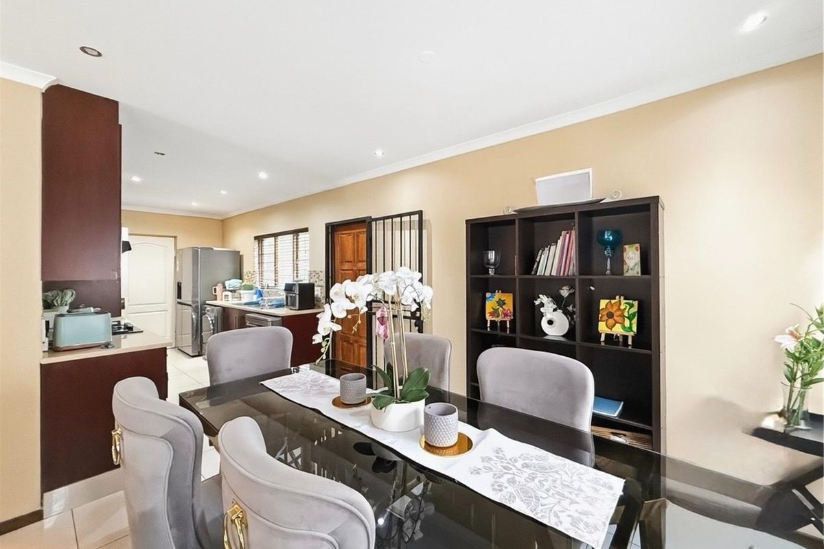 Elegant Family Living with Pool and Spacious Garden - Photo 4