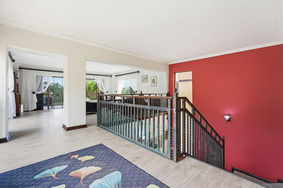 Spacious Home and Cottage with Beautiful Views in a Secure Gated Cul-de-Sac - Photo 5